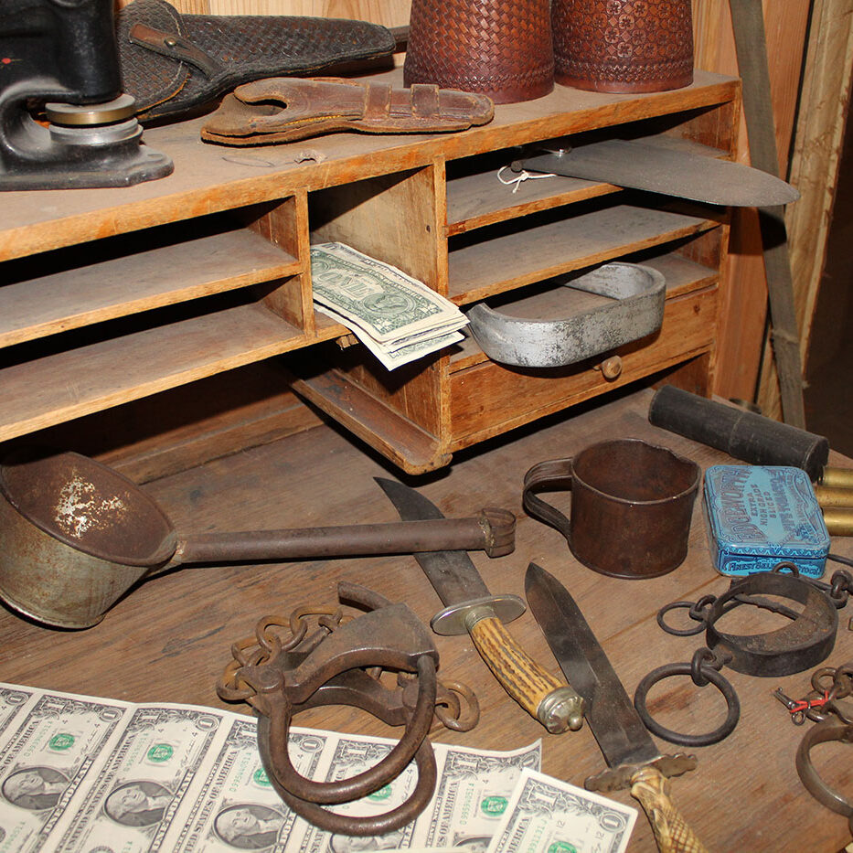 Sheriffens skrivebord med ”nytrykte” dollarsedler